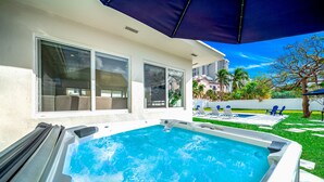 A hot tub with a view of a building and a tree. - Heated Pool+Hot Tub+Walk To Beach/Shops+Mini Golf! (Lauderdale-by-the-Sea)