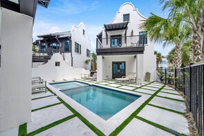 Lämmitetty uima-allas