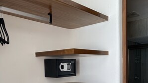 Eine Küche mit Holzböden, einer eingebauten Mikrowelle und einer gefliesten Arbeitsfläche.