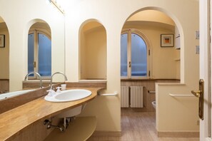 Secadora de cabello, bidet, shampoo 