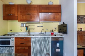 Ofen, Geschirrspüler, Wasserkocher mit Kaffee-/Teezubehör