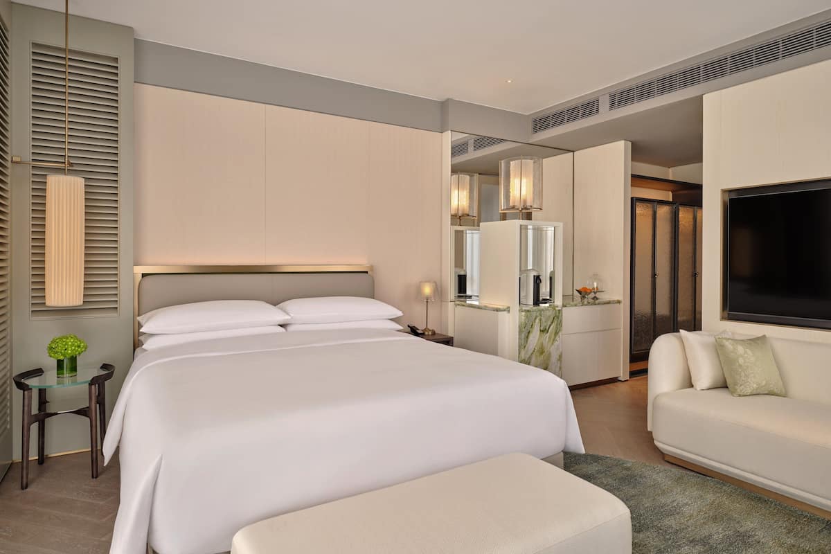 Habitación clásica, 1 cama King size (Garden Bridge View) | Edredón, camas con efecto memoria y artículos del minibar gratis