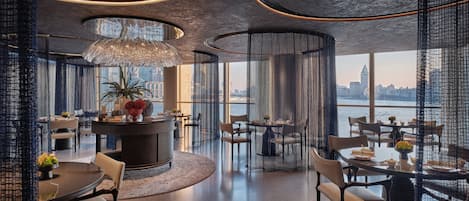 3 restaurants, breakfast, lunch, dinner served; international cuisine
