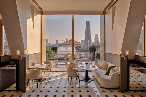 3 restaurants, breakfast, lunch, dinner served; international cuisine - Regent Shanghai On The Bund (Shanghai)