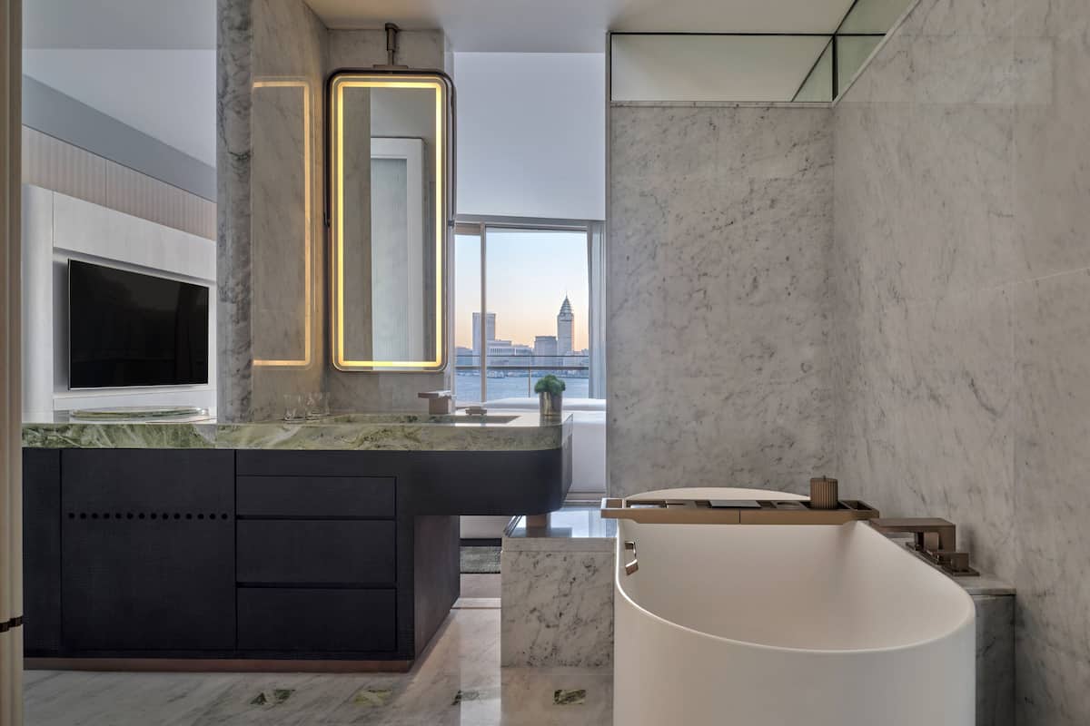 Habitación clásica, 2 camas matrimoniales (Bund View) | Baño | Tina y regadera independientes, tina profunda, regadera tipo lluvia