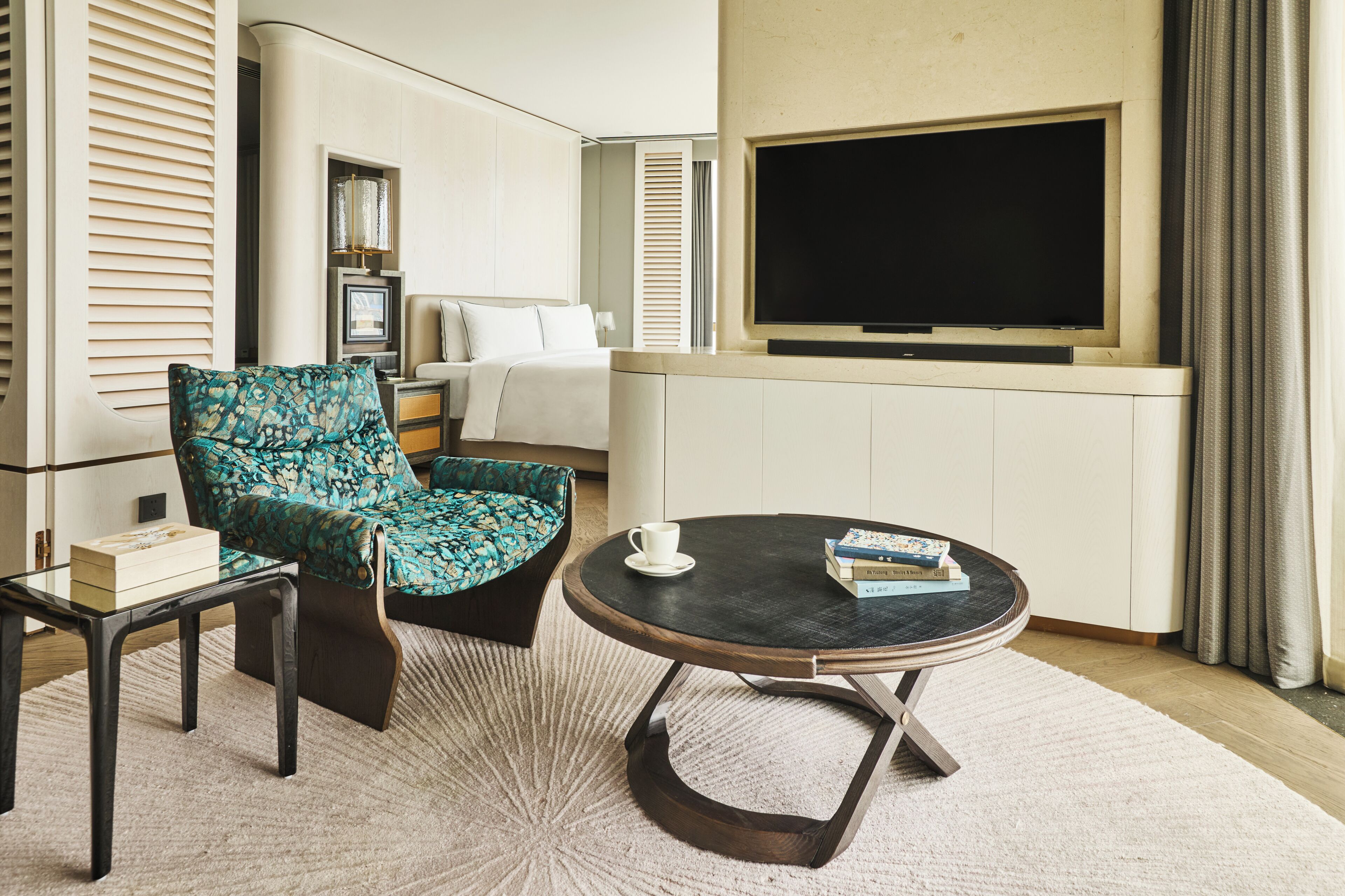 Suite, 1 Twin Bed (Seagull, Oriental Pearl Tower View) | Living area | 65-inch LED TV with satellite channels
