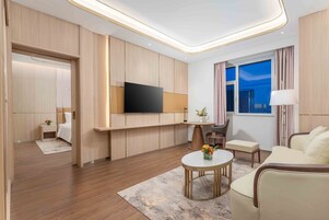 单卧套房 超大床 河景 | 高档床上用品、羽绒被、加厚床垫、客房内保险箱