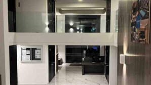 Loft, varias habitaciones, patio, vistas a la piscina | Vestíbulo