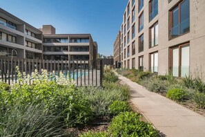 Loft, varias habitaciones, patio, vistas a la piscina | Jardines del alojamiento