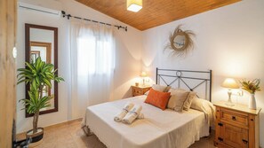 2 soverom, strykejern/-brett, reiseseng for barn og wi-fi