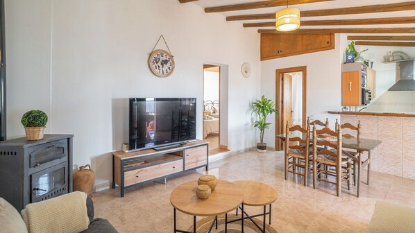 TV, caminetto, tavolo da ping pong