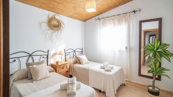 2 habitaciones, tabla de planchar con plancha, cuna de viaje y wifi 
