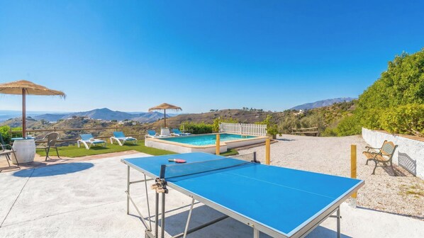 Une table de billard, des fauteuils confortables et une piscine offrant une vue magnifique.