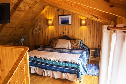 Cozy, loft lodging in SCUBA capital. Steps from BioParque, 12 min to la playa! 