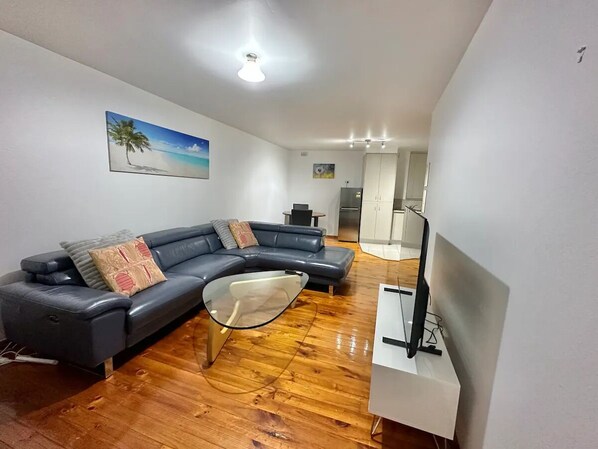 Smart TV - 1 Bedroom CBD Apartment Queen Bed (Wollongong)