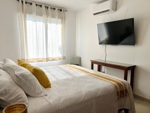 2 bedrooms, iron/ironing board, travel cot, free WiFi - Cozy apartment on hotel zone, walking distance from shops and restaurants.  (Puerto Vallarta)