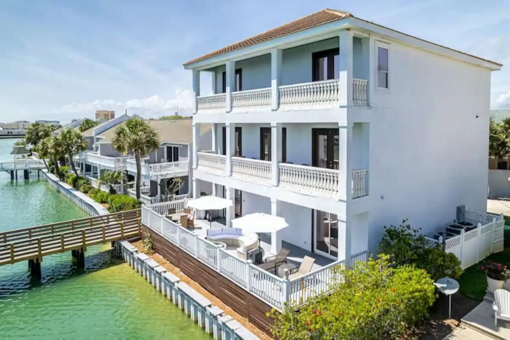 7bdrm 6 bath Lakefront Luxury home with Private Beach
