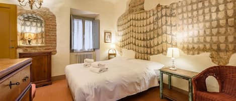 2 makuuhuonetta, silitysrauta/-lauta, vuodevaatteet