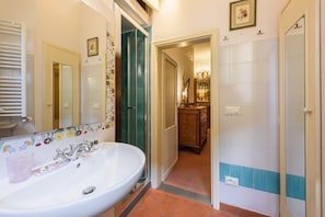 Shower, hair dryer, bidet, towels - Casa torre via de' Neri by Mmega (Firenze)