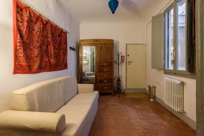 TV - Casa torre via de' Neri by Mmega (Firenze)