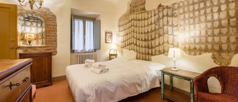 2 bedrooms, iron/ironing board, bed sheets