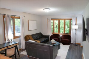 Smart TV - Mid-Century Luxury Manor (Hopkins)