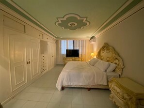 Individually decorated, individually furnished, laptop workspace - Hotel Boutique Beehive Coliving (Mazatlán)