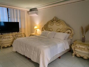 Individually decorated, individually furnished, laptop workspace - Hotel Boutique Beehive Coliving (Mazatlán)