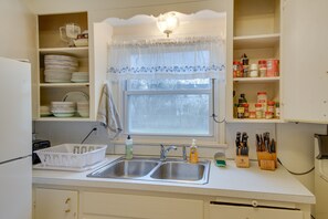 Fridge, microwave, stovetop, coffee/tea maker - Convenient, Pet-Friendly Rochester Vacation Rental (Rochester)