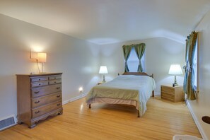 3 bedrooms, internet, bed sheets - Convenient, Pet-Friendly Rochester Vacation Rental (Rochester)