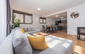 Smart-tv, eldstad och en stereo
