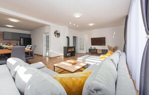 Smart-TV, Kamin, Stereoanlage