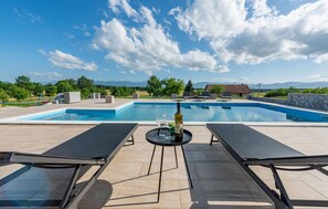 A heated pool - Beautiful home in Musaluk (Musaluk)