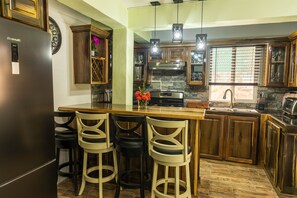 Fridge, microwave, oven, stovetop - POOL SIDE VILLA  (Soufriere)