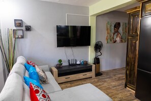 Smart TV - POOL SIDE VILLA  (Soufriere)