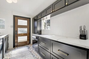 Een koelkast, een kookplaat, een vaatwasser