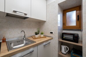Réfrigérateur, four, plaque de cuisson, cafetiÚre/bouilloire