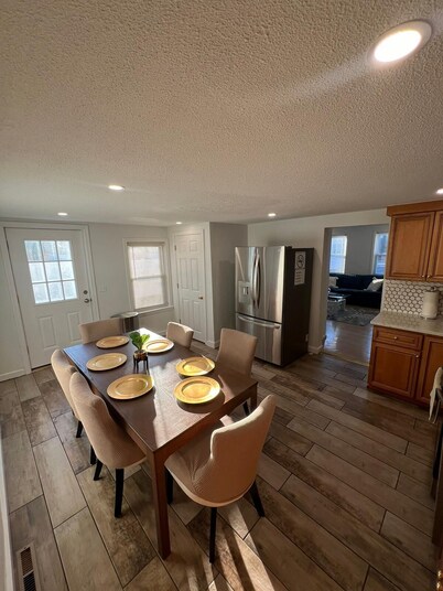 Relax with family or friends to this elegant apartment in the heart of Waltham