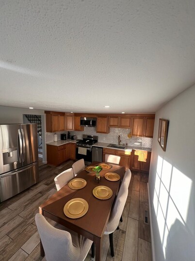 Relax with family or friends to this elegant apartment in the heart of Waltham