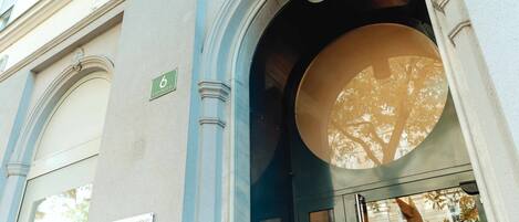 تفاصيل الفندق من الخارج