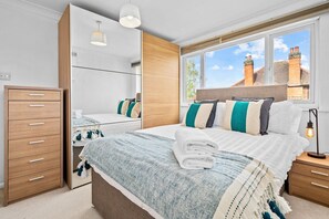 5 Schlafzimmer, Schreibtisch, Bügeleisen/Bügelbrett, Internetzugang