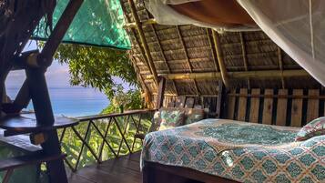 Honeymoon Cabin, 1 Queen Bed | Individually decorated, bed sheets