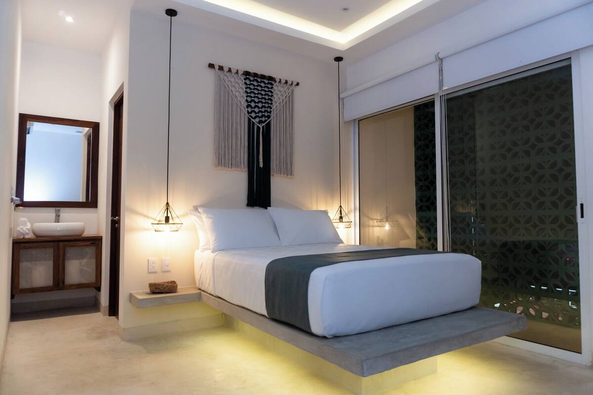 1 habitación, ropa de cama hipoalergénica y cortinas blackout