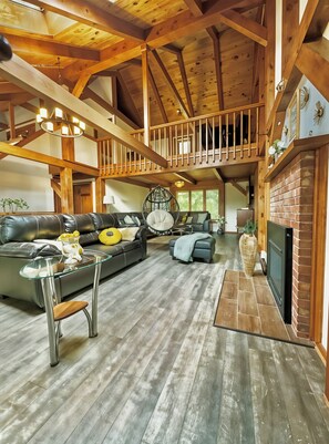 スマートテレビ、暖炉、書斎 / ワークスペース