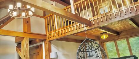 Smart-tv, een open haard en een kantoor