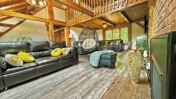 Smart-tv, een open haard en een kantoor