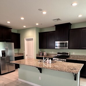 Een koelkast, een microgolfoven, een oven, een kookplaat