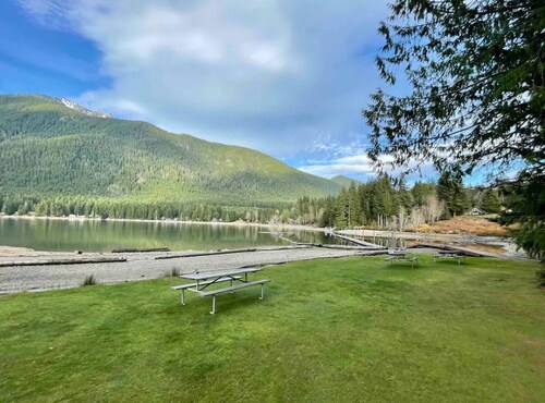 Lake Cushman Retreat • Beaver Pond • Kayaks