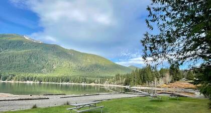 Lake Cushman Retreat • Beaver Pond • Kayaks