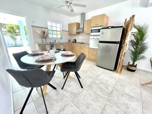 Fridge, microwave, oven, stovetop - Cozy family home with 3SK-2BK, private pool just 5 minutes from the beach. (Oranjestad)